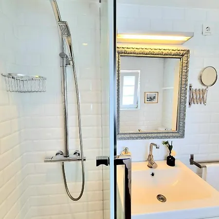 Downtown Pueblo Lopez Eco In Center 푸엔히롤라